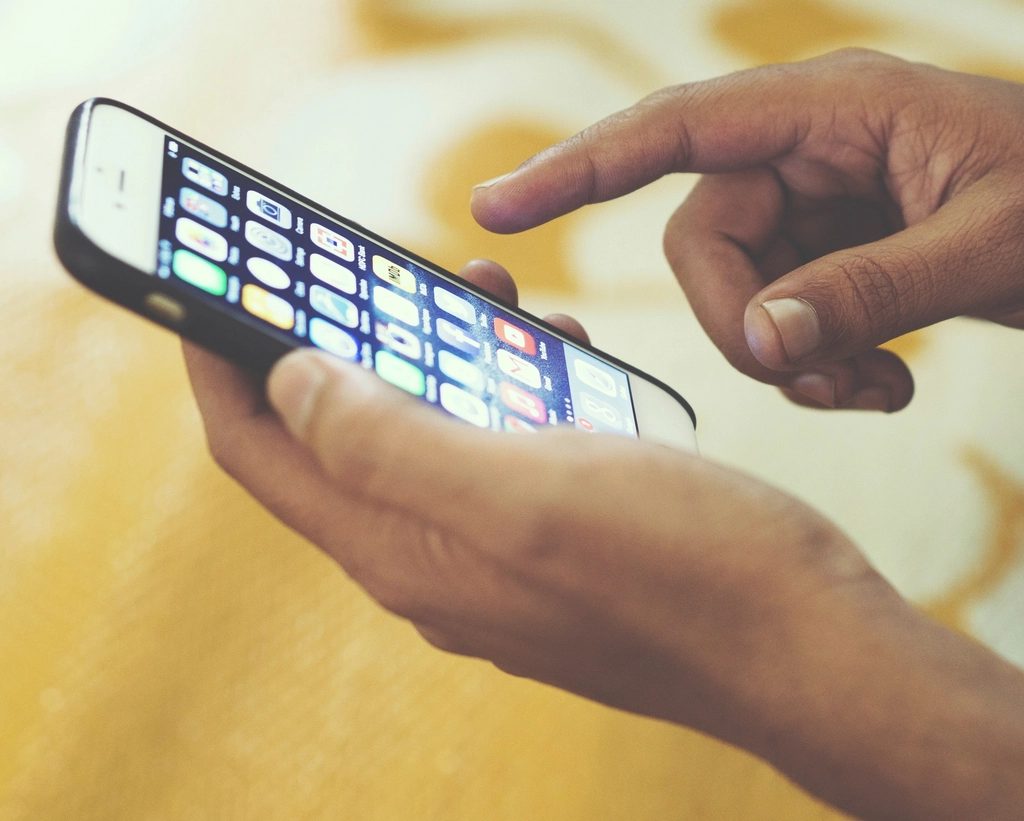 Khách hàng sử dụng điện thoại sau khi sửa tại Đạt Mobile