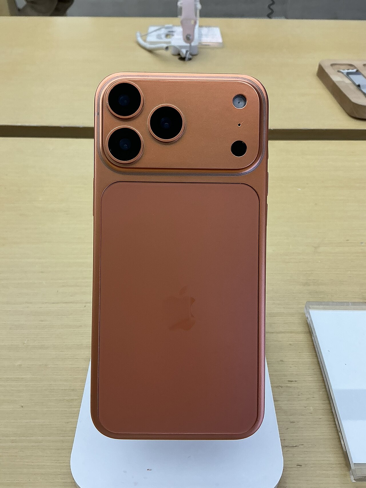 Thiết bị iPhone 17 Pro Max - ảnh tham khảo model, không phải linh kiện thay thế