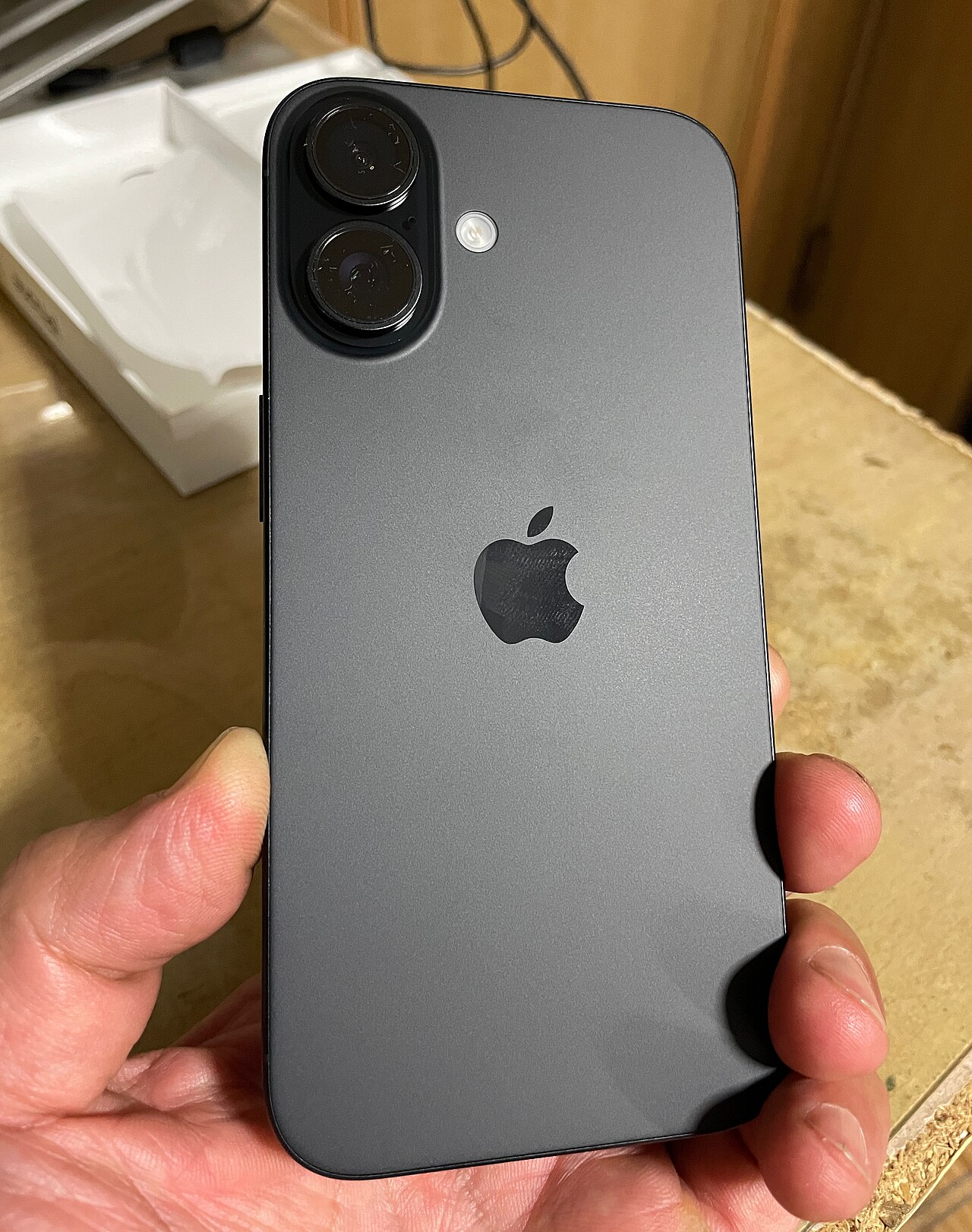 Thiết bị iPhone 16 - ảnh tham khảo model, không phải linh kiện thay thế