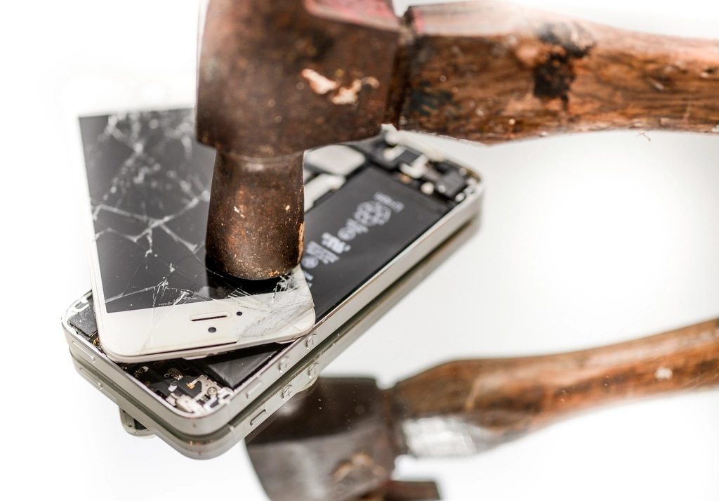 Màn hình iPhone vỡ nát cần thay màn hình mới