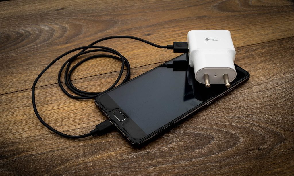 Thay pin iPhone Hà Nội: pin GENA, Pisen lấy ngay tại Thái Hà